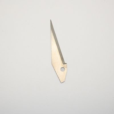 Προσαρμοσμένο τσιμεντοποιημένο τριγωνικό κράμα βαλφρίνης-καρβιδίου με μονή τρύπα τοποθέτηση λεπίδας υφασματικής ταινίας κοπής βιομηχανικού μηχανικού μαχαιριού